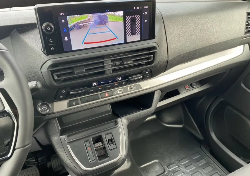 Intérieur de l'Opel Vivaro 2025, vue du tableau de bord côté passager avec écran tactile affichant la caméra de recul.