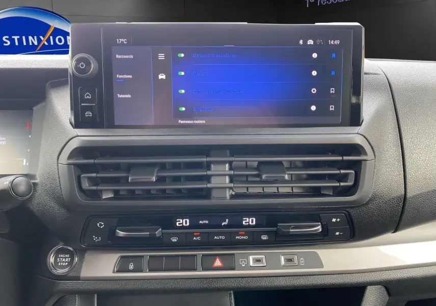 Tableau de bord intérieur de l'Opel Vivaro 2025 avec écran tactile et commandes climatisation en vue frontale.