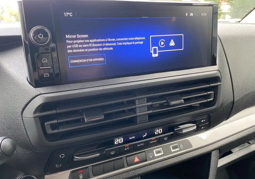 Vue rapprochée de l’écran tactile et de la console centrale noire de l’Opel Vivaro 2025, affichant la fonction Mirror Screen.