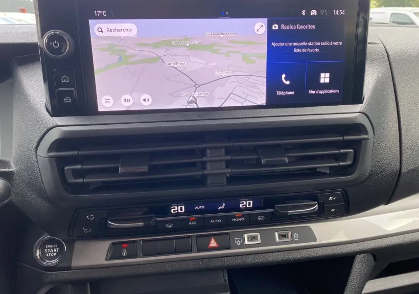 Tableau de bord de l'Opel Vivaro blanc 2025 avec écran tactile affichant la navigation et commandes climatisation digitales.