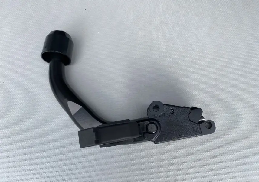 Pièce noire d'attelage monobloc démontable pour Opel Vivaro blanc, vue en gros plan sur fond clair.