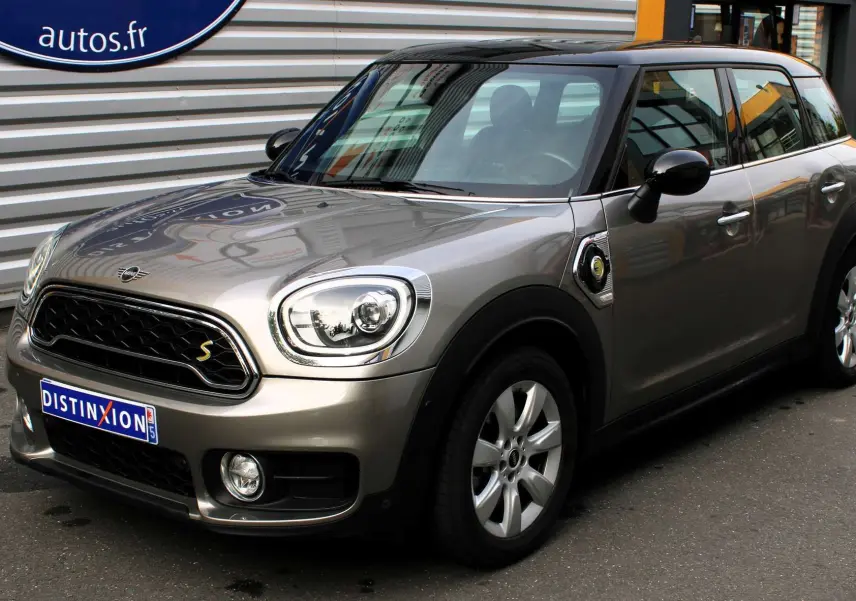 MINI Countryman hybride rechargeable gris métallisé avec toit noir, vue 3/4 avant droit en extérieur urbain.