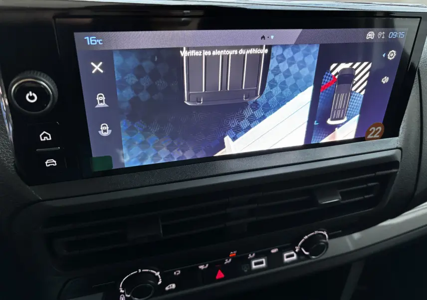 Écran tactile intérieur du Peugeot Expert Fourgon blanc 2025 montrant la caméra de recul et l'aide au stationnement.