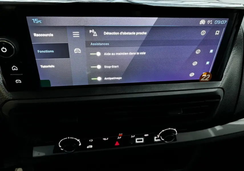 Écran tactile central du Peugeot Expert Fourgon blanc 2025 montrant les assistances à la conduite activées.