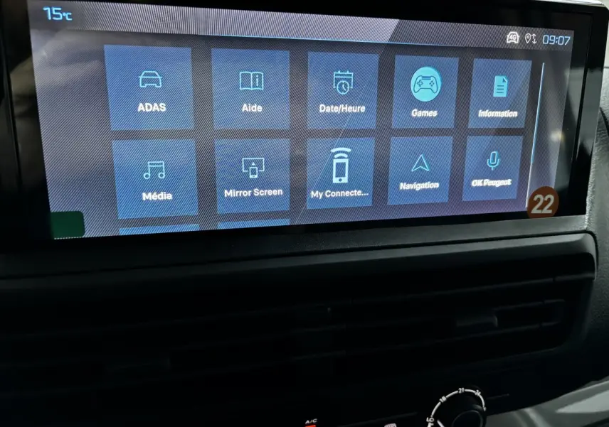 Écran tactile central du Peugeot Expert Fourgon blanc 2025 montrant les options connectées et multimédia.