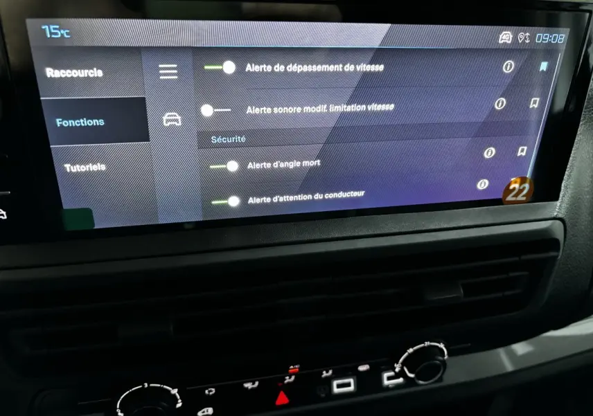 Écran tactile du tableau de bord du Peugeot Expert Fourgon blanc, affichant les options d'alerte et sécurité du véhicule.
