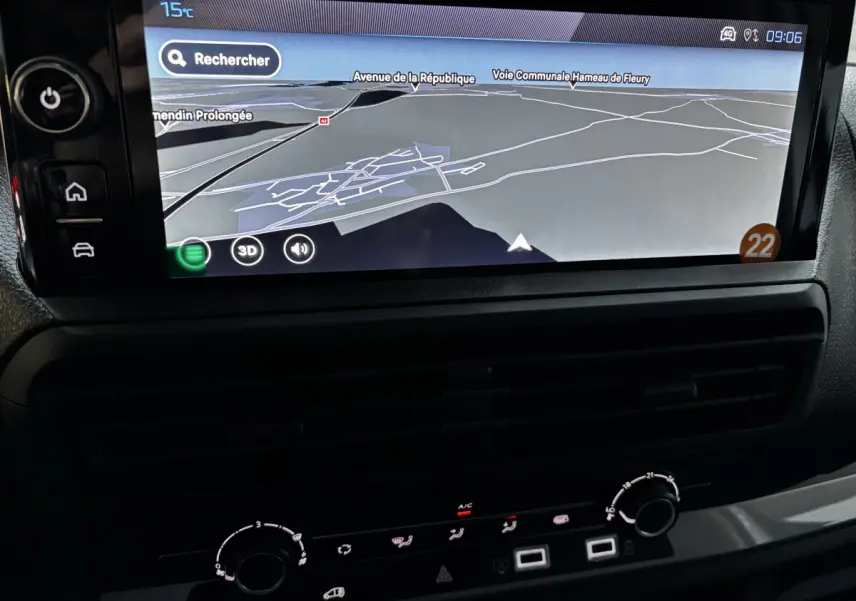 Écran tactile de navigation et commandes de climatisation du tableau de bord du Peugeot Expert Fourgon blanc 2025.
