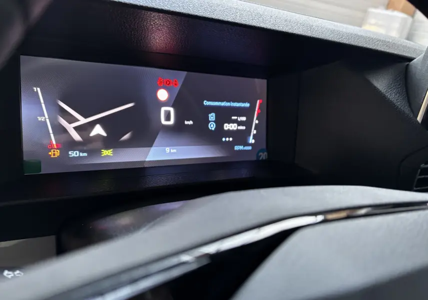 Tableau de bord numérique du Peugeot Expert Fourgon blanc 2025, affichant la consommation et la vitesse à l'arrêt.