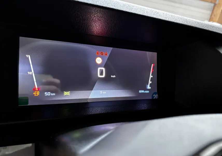 Affichage numérique du tableau de bord du Peugeot Expert Fourgon blanc, montrant la vitesse à 0 km/h et jauges du carburant et moteur.