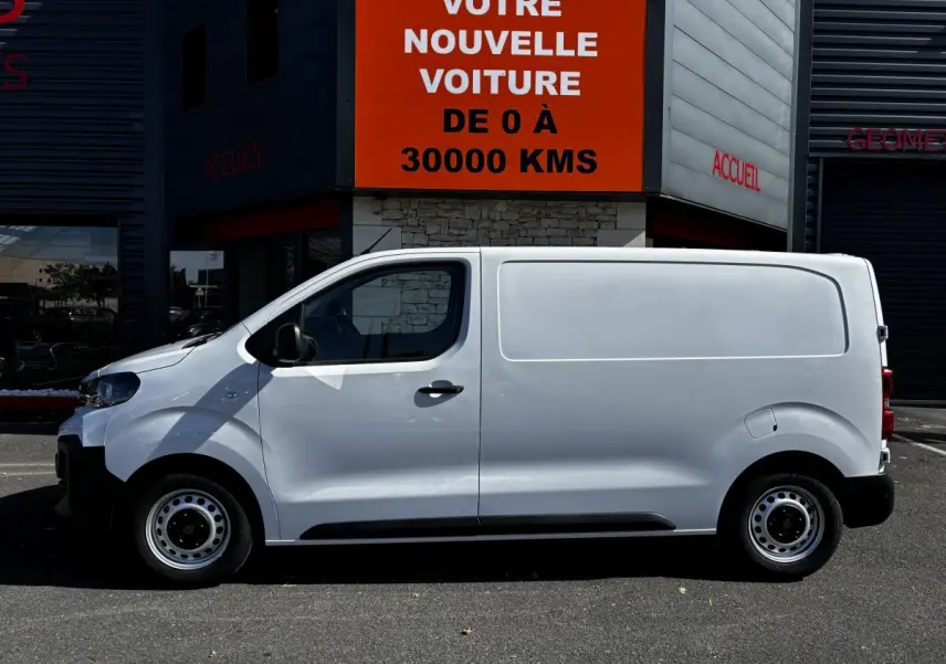 Profil droit du Peugeot Expert Fourgon blanc 2025, avec porte latérale pleine et jantes acier simples.