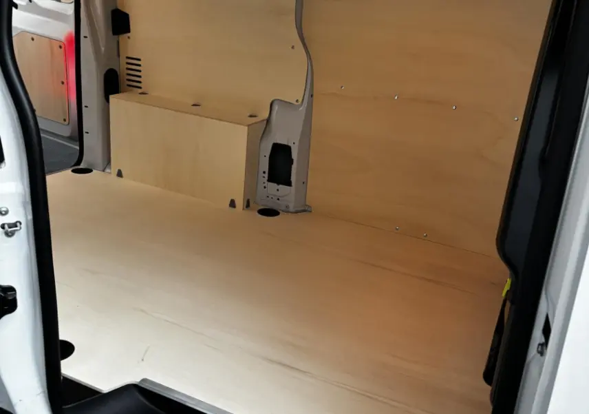 Vue intérieure du coffre du Peugeot Expert Fourgon blanc Taille M 2025, avec aménagement bois clair et cloison pleine.