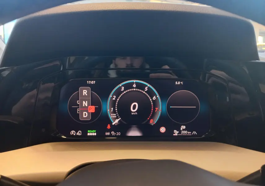 Vue intérieure du tableau de bord numérique de la Volkswagen Golf 1.5 eHybrid 204 DSG6, affichage vitesse et mode boîte auto.