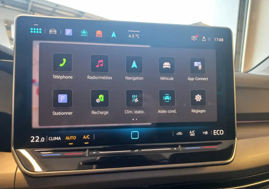 Écran tactile central de la Volkswagen Golf 1.5 eHybrid 2025 affichant les options de navigation et climatisation.