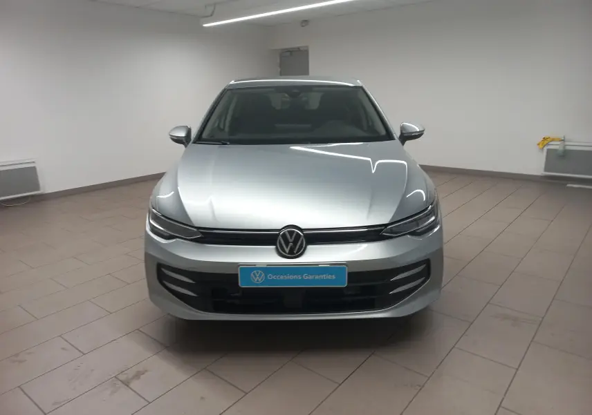 Vue de face d'une Volkswagen Golf 1.5 eHybrid 204 DSG6 en argent Dolomite avec calandre noire et logo VW central.