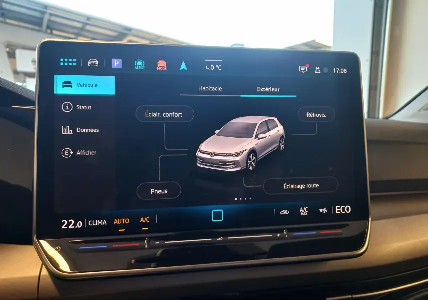 Écran tactile intérieur montrant une vue 3/4 avant argentée de la Volkswagen Golf 1.5 eHybrid 2025 avec options connectées.