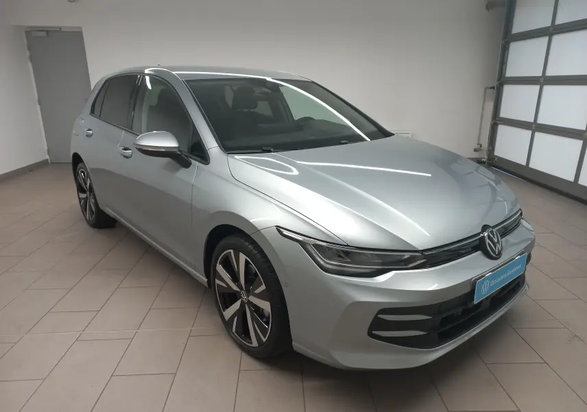 Vue 3/4 avant droite d'une Volkswagen Golf 1.5 eHybrid 204 DSG6 en argent Dolomite avec jantes alliage 18 pouces Catania.