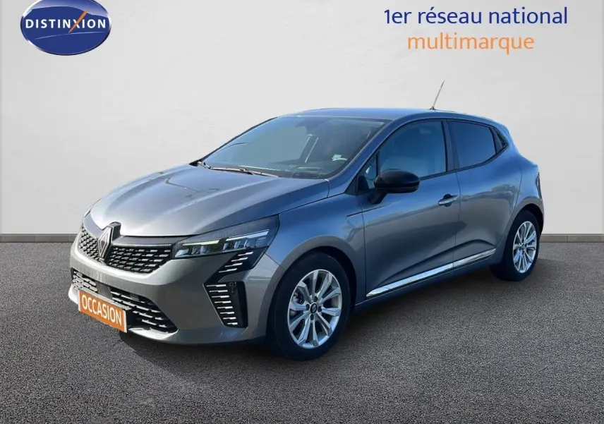 Renault Clio 2025 gris schiste métal vue 3/4 avant droit, avec calandre distinctive et feux LED modernes.