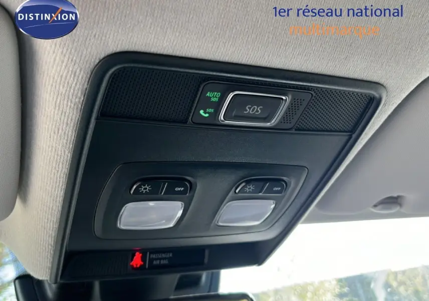 Vue intérieure du plafonnier avec commandes d’éclairage et bouton SOS de la Renault Clio gris schiste métal.