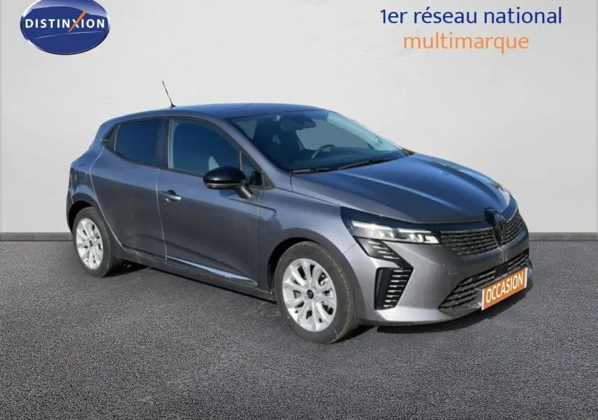 Renault Clio 2025 gris schiste métal vue 3/4 avant droit, avec phares LED et calandre noire distinctive.