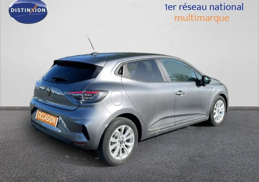 Renault Clio gris schiste métal vue 3/4 arrière droit, avec jantes alliage et vitres teintées.