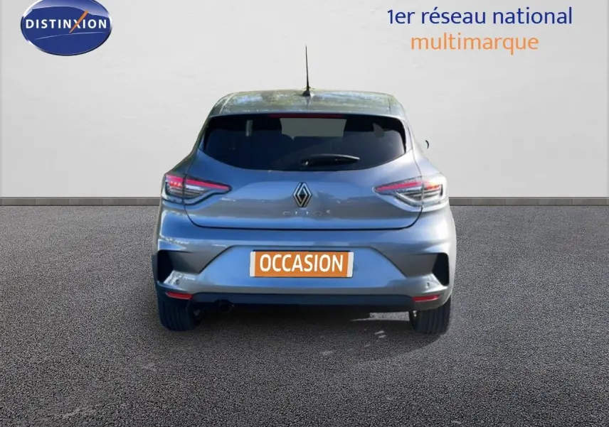 Vue arrière d'une Renault Clio gris schiste métal 2025 avec feux LED et plaque d'immatriculation "OCCASION".