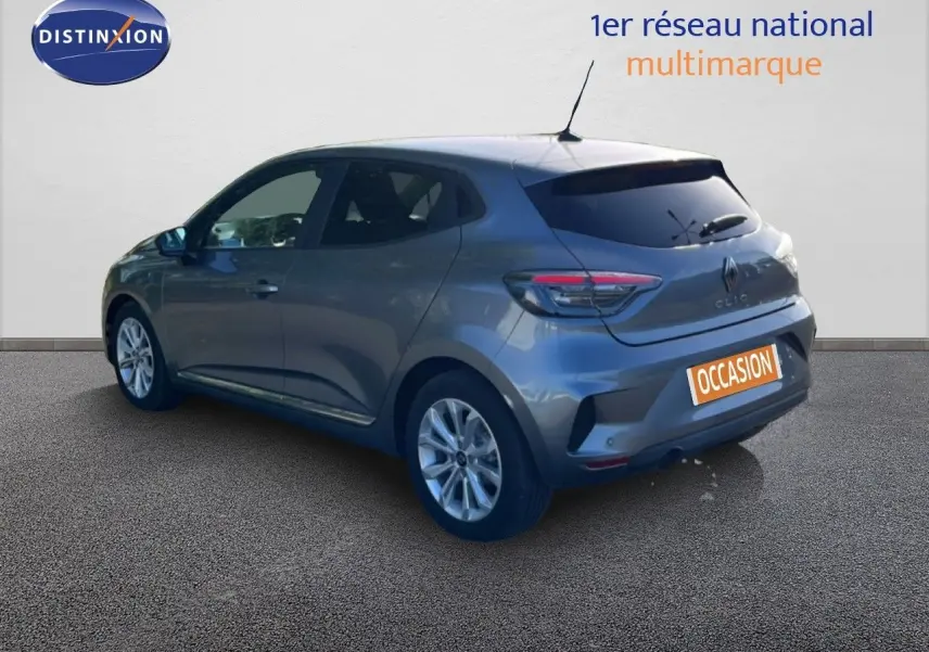 Renault Clio 2025 gris schiste métal vue 3/4 arrière droit, avec feux LED et jantes alliage 16 pouces.