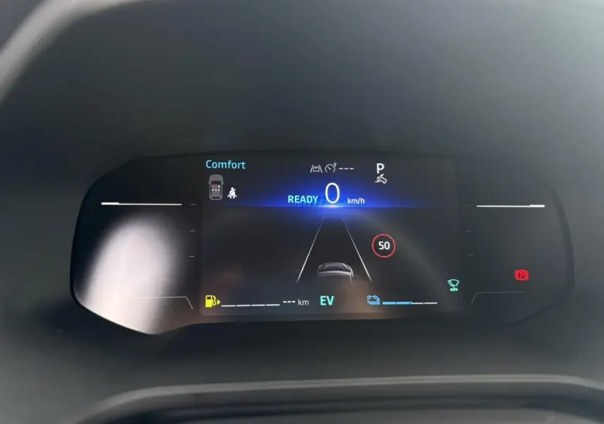 Tableau de bord numérique 7 pouces du Renault Captur gris Rafale, affichant la vitesse et aides à la conduite en mode confort.