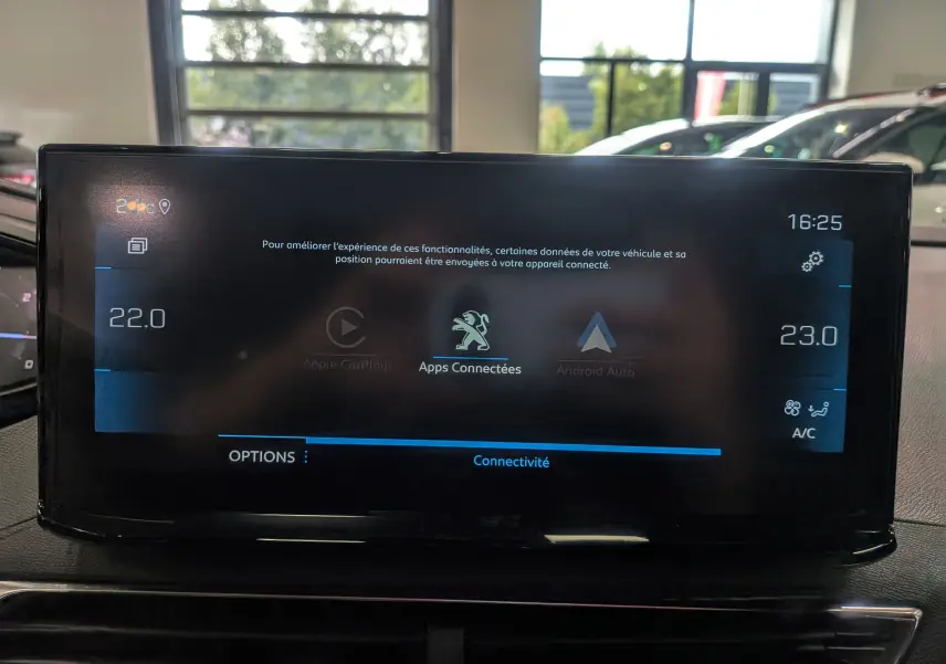 Écran tactile central du Peugeot 3008 2022 affichant les options de connectivité avec Apple CarPlay et Android Auto, intérieur noir.