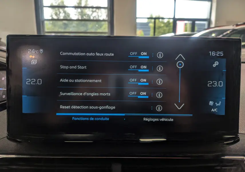Écran tactile central du Peugeot 3008 noir Perla 2022 montrant les réglages d'aides à la conduite et climatisation.