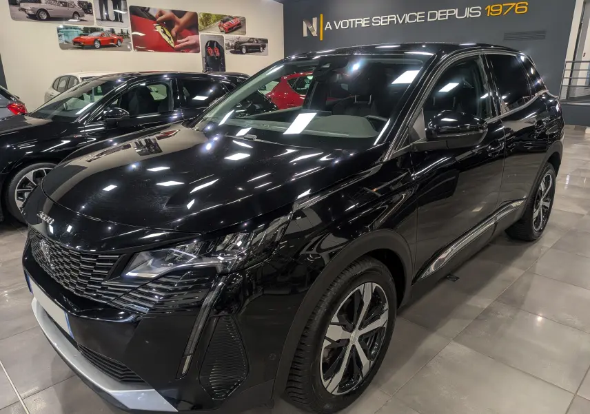 Peugeot 3008 BlueHDi 130 Allure noir Perla en 3/4 avant droit dans un showroom lumineux.