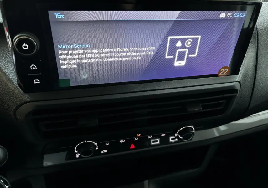 Écran tactile central et commandes de climatisation du tableau de bord du Peugeot Expert Fourgon blanc 2025.