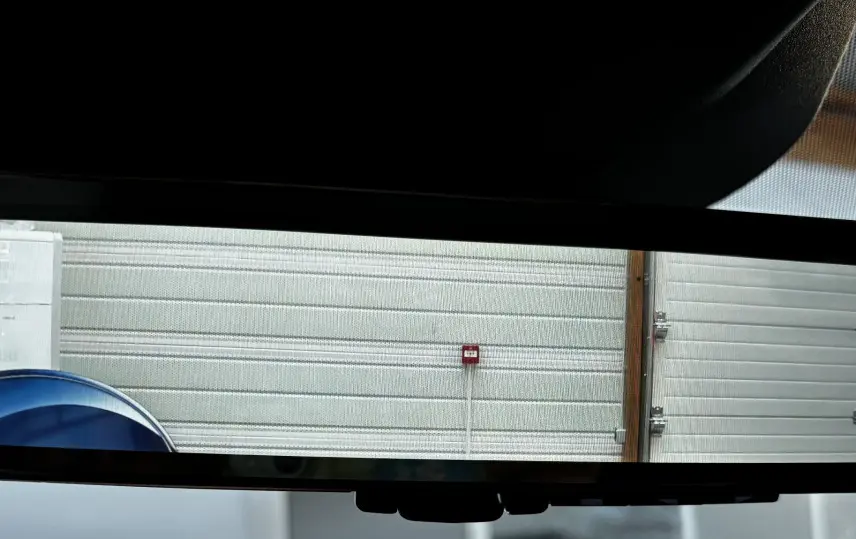 Rétroviseur intérieur numérique du Peugeot Expert Fourgon blanc, affichant une vue arrière claire en garage.