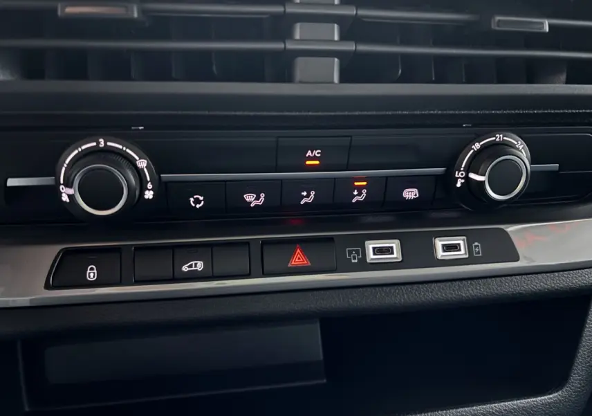 Vue rapprochée de la console centrale du Peugeot Expert Fourgon blanc 2025, avec commandes climatisation et ports USB visibles