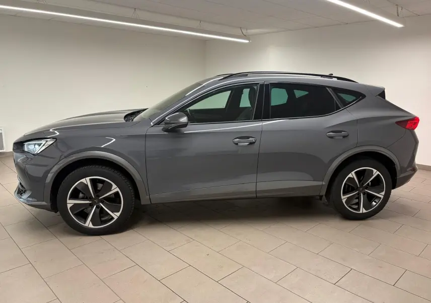 Vue de profil côté gauche du CUPRA Formentor 1.5 TSI 150 DSG7 en gris Graphène avec jantes 18'' Performance Aero.