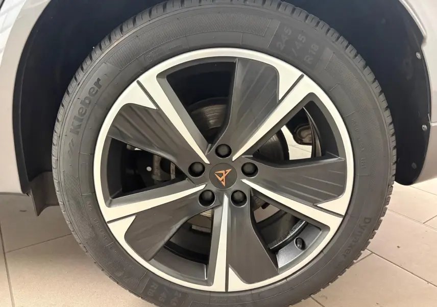 Gros plan sur la jante alliage 18'' Performance Aero gris et noir du CUPRA Formentor 1.5 TSI 2022, pneu Kleber visible.