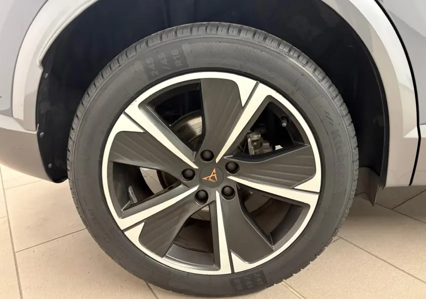 Gros plan sur la jante alliage 18'' Performance Aero de la CUPRA Formentor gris Graphène, côté arrière droit.