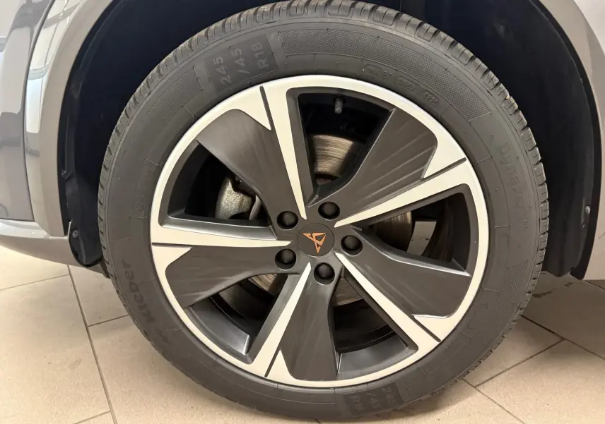 Gros plan sur la jante alliage 18'' Performance Aero du CUPRA Formentor gris Graphène, avec logo central cuivre.