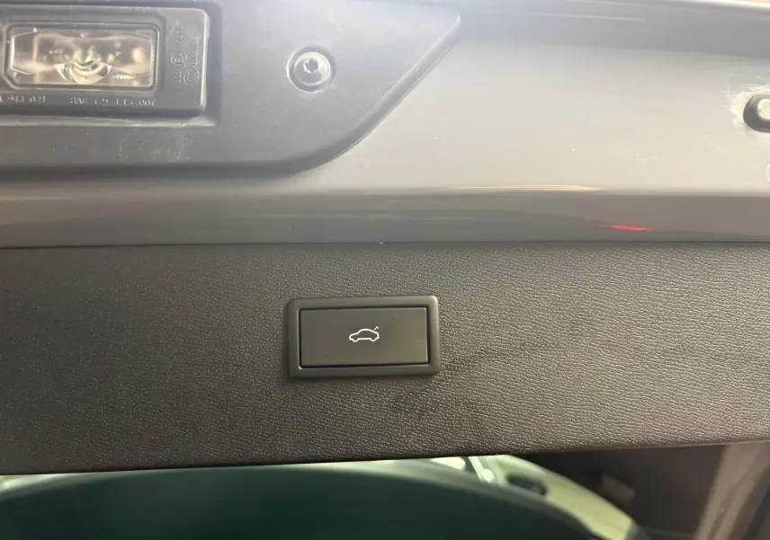 Bouton d'ouverture électrique du hayon sur la face intérieure d'un CUPRA Formentor gris Graphène, vue rapprochée.