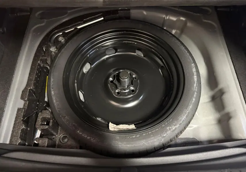 Roue de secours de taille réduite dans le coffre d'un CUPRA Formentor 1.5 TSI 150 DSG7, vue plongeante.