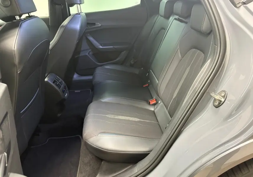 Vue intérieure côté droit des sièges arrière en cuir noir du CUPRA Formentor Gris Graphène avec aérateurs centraux.