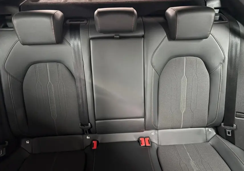 Vue rapprochée des sièges arrière en cuir noir avec surpiqûres contrastantes du CUPRA Formentor Gris Graphène 2022.