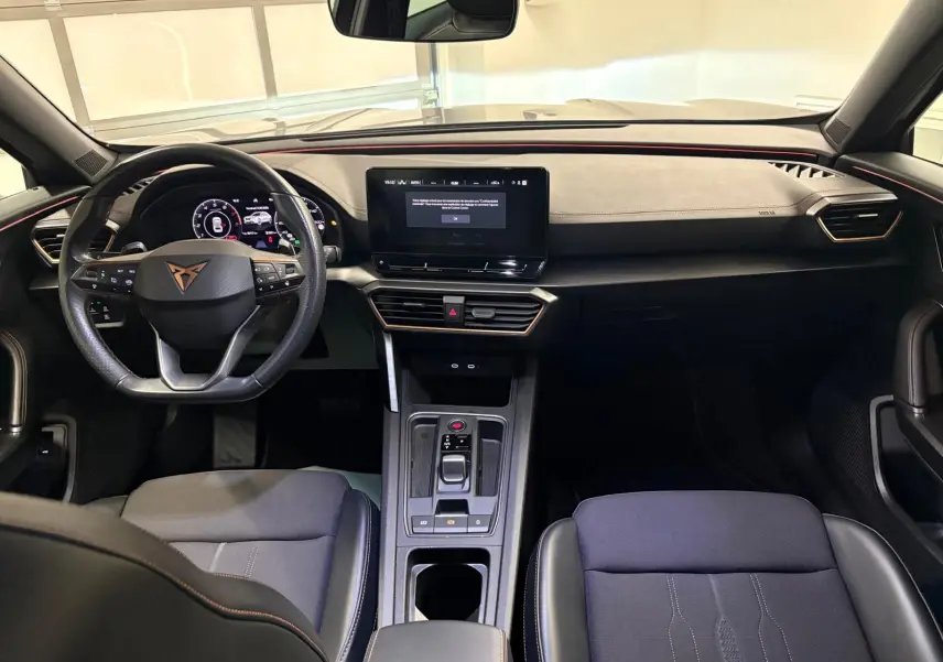 Vue intérieure avant du CUPRA Formentor 1.5 TSI 2022, tableau de bord noir avec écran tactile central et volant multifonction.