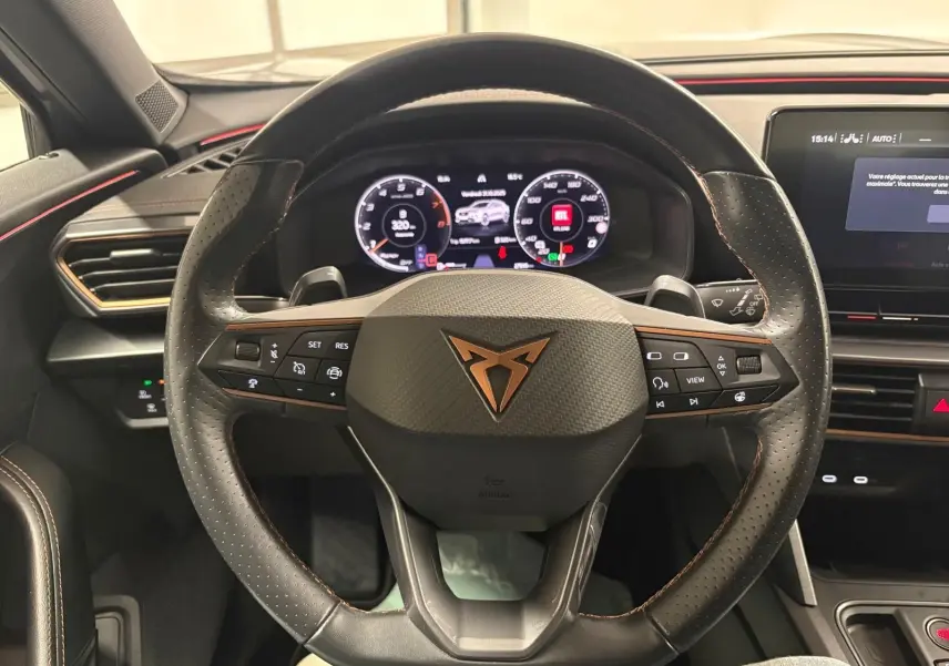 Vue rapprochée du volant en cuir perforé avec logo CUPRA cuivré et tableau de bord numérique du Formentor 1.5 TSI 2022.