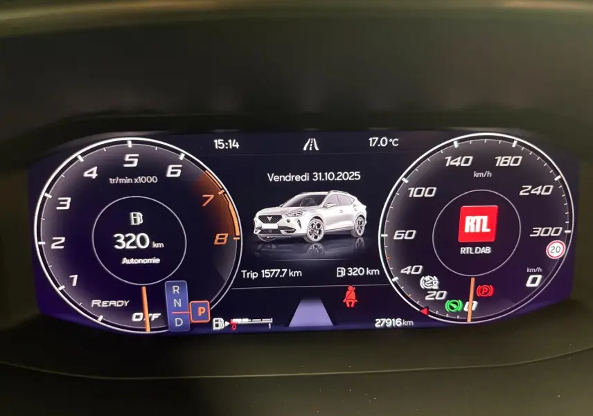 Tableau de bord numérique du CUPRA Formentor 1.5 TSI gris Graphène affichant autonomie, vitesse et date.