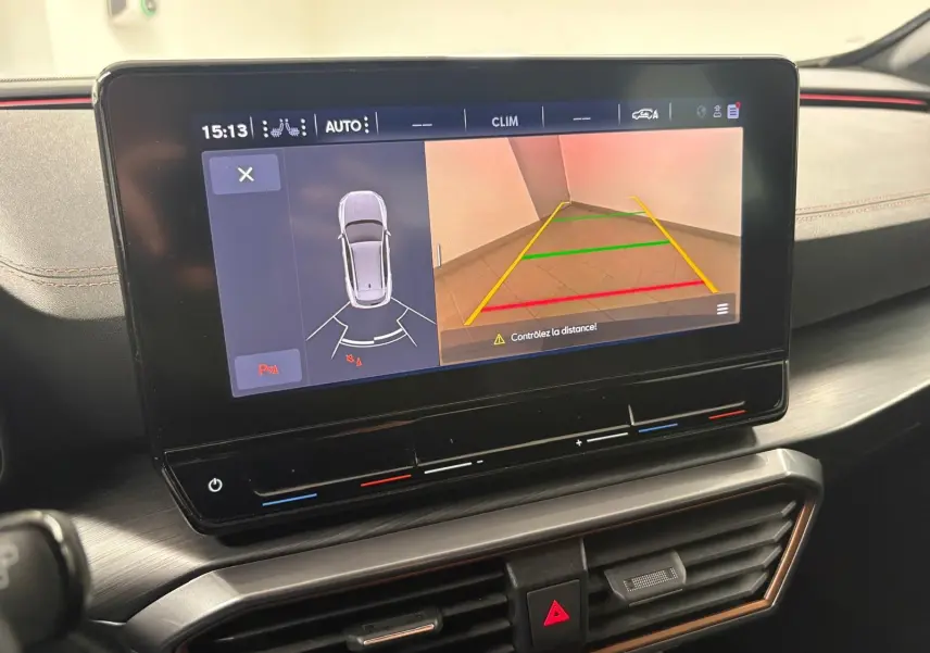 Vue intérieure du tableau de bord de la CUPRA Formentor 1.5 TSI 150 DSG7 avec écran de caméra de recul et climatisation digitale.