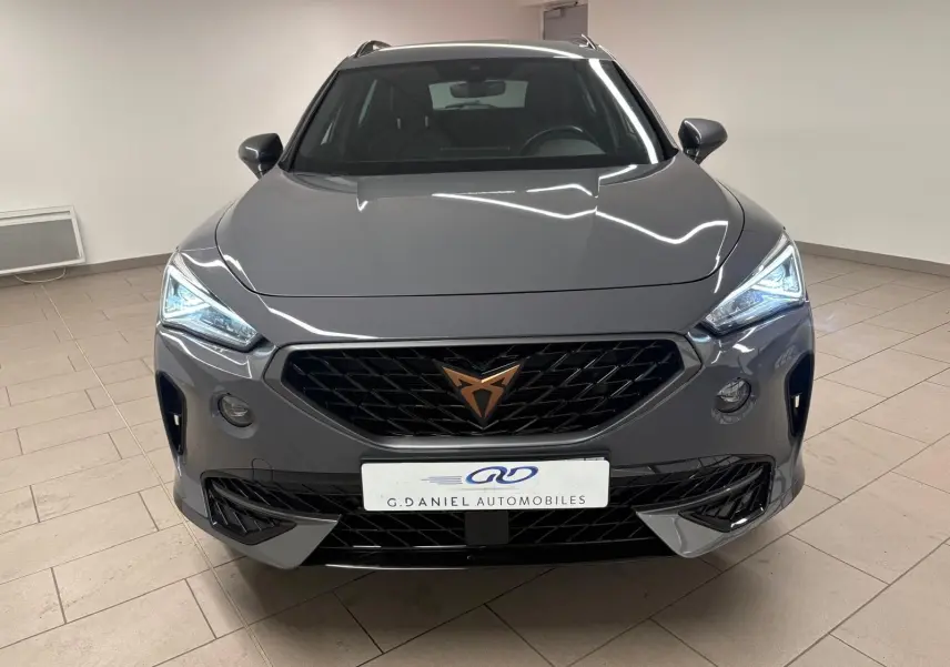 Vue avant d'une CUPRA Formentor 1.5 TSI 2022 en gris Graphène avec calandre noire et feux LED allumés.