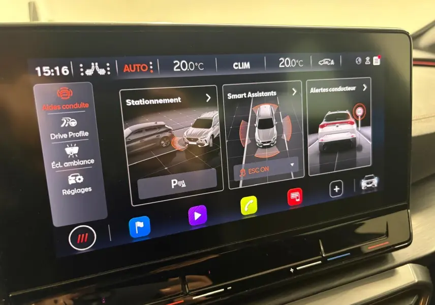 Écran tactile intérieur du CUPRA Formentor 1.5 TSI 2022 montrant les aides à la conduite et la température à 20°C.