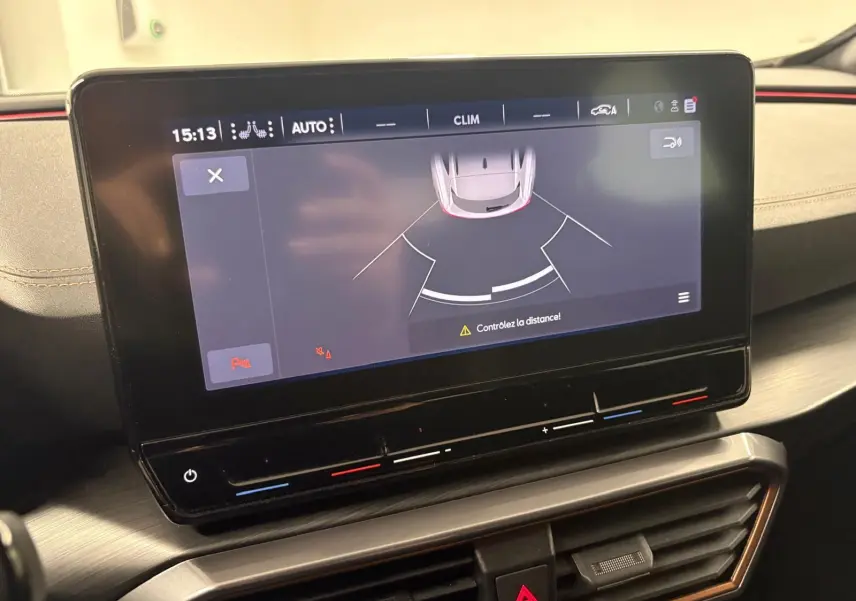 Écran tactile central affichant l’aide au stationnement arrière dans l’habitacle d’une CUPRA Formentor Gris Graphène.