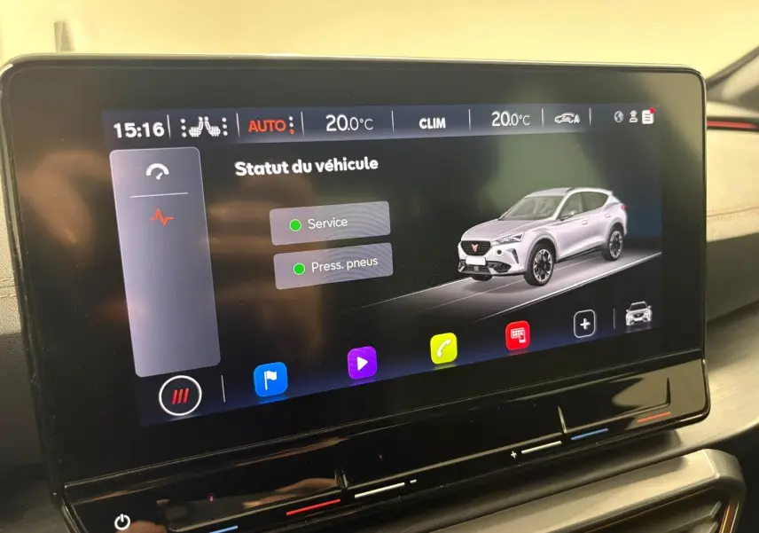 Écran tactile intérieur affichant le statut du véhicule CUPRA Formentor gris Graphène en vue 3/4 avant virtuelle.