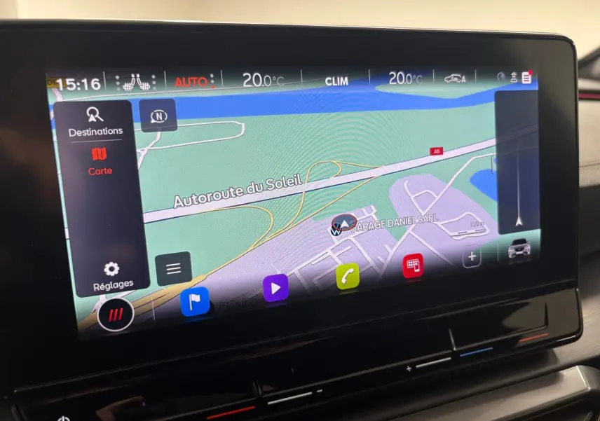 Écran tactile du système de navigation du CUPRA Formentor 1.5 TSI 2022 affichant une carte GPS détaillée.